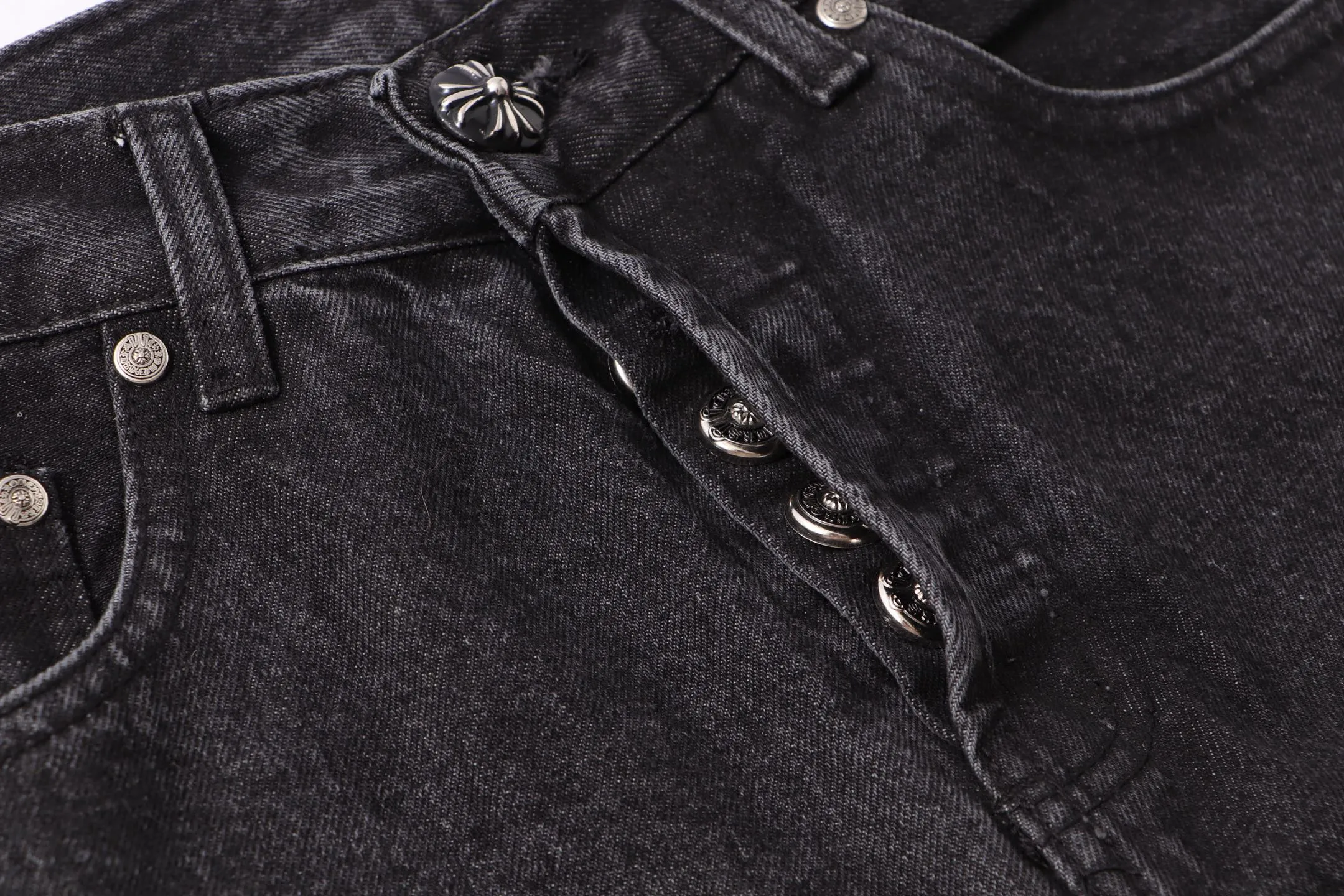 P260 Style number: H74 Croxin & 𝐂𝐡𝐫𝐨𝐦𝐞 𝐇𝐞𝐚𝐫𝐭 ss25 black leather Sanskrit fine jeans. Styles with different washed textures are very friendly to people with thin legs. The slightly flared version perfectly modifies the leg shape. The timeless and moderate length makes it easy to match and match. It is the basis for various styles and is a must-have in your wardrobe! The fabric is stiff but also makes the upper body soft without losing texture. The washing process is even more perfect. It is a must-have item for everyone! ! ! Washed wheat, hang tag, pants label, three labels complete Color: black Size: 28-30-32-34-36